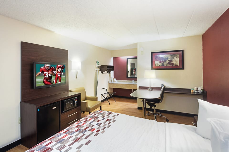 Premium bedding, blackout drapes, free cribs/infant beds, free WiFi
