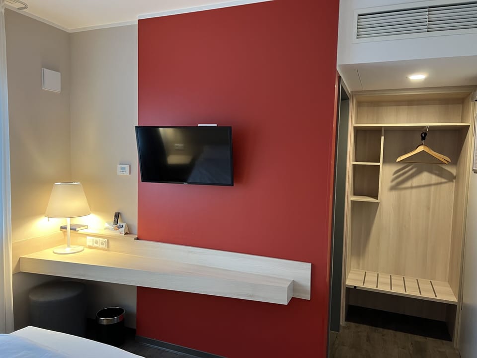Soundproofing, free WiFi, bed sheets