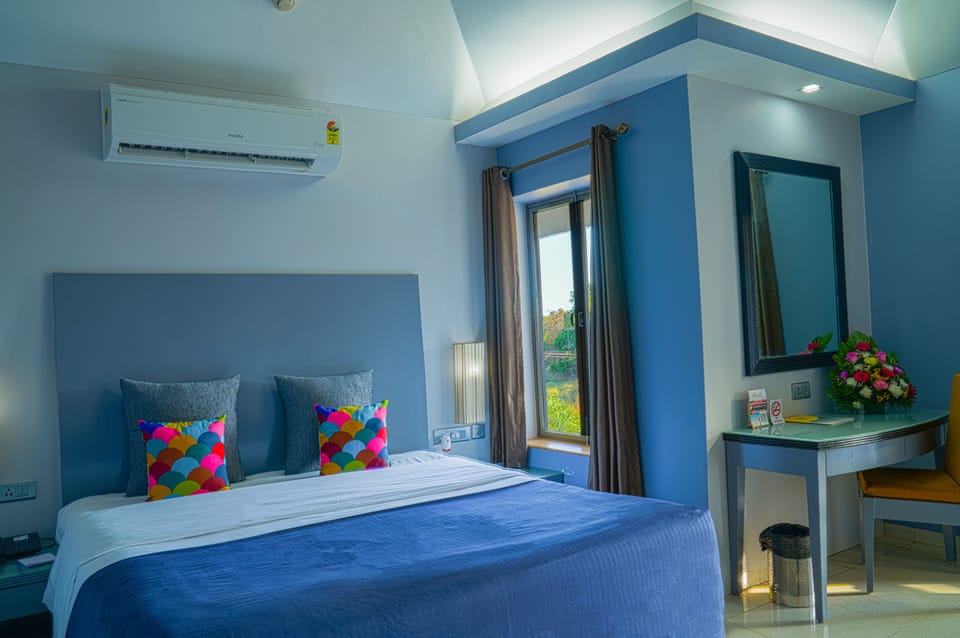 Luxury Suite | Minibar, in-room safe, desk, blackout drapes
