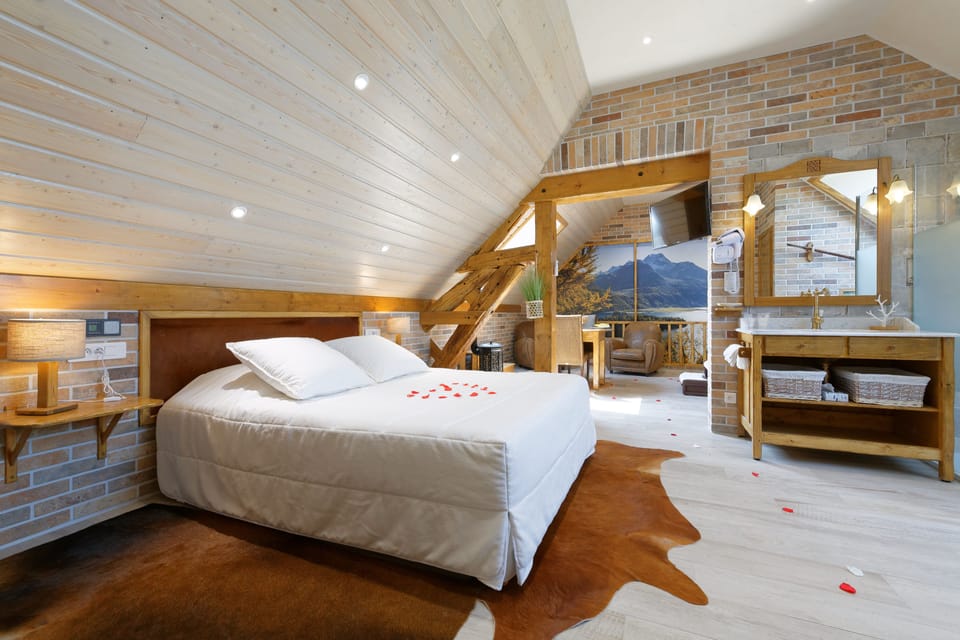 Suite (Montana) | Minibar, individually decorated, individually furnished, soundproofing