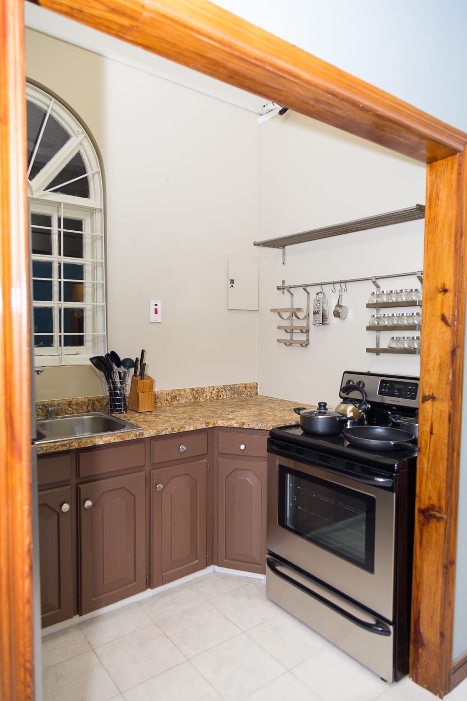 Family Townhome, 2 Bedrooms, Non Smoking, Kitchen | Private kitchen | Full-size fridge, microwave, oven, stovetop