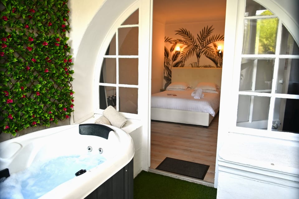 Junior Room, Non Smoking, Hot Tub | In-room safe, desk, blackout drapes, soundproofing