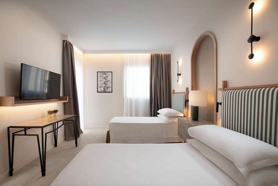 Family Room | Minibar, in-room safe, desk, blackout drapes