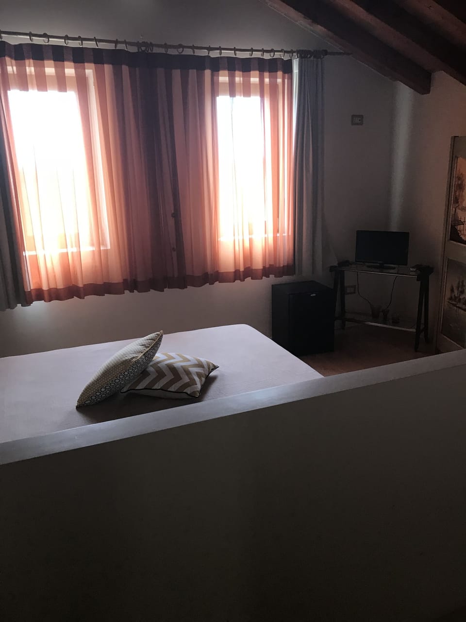 Desk, WiFi (free)