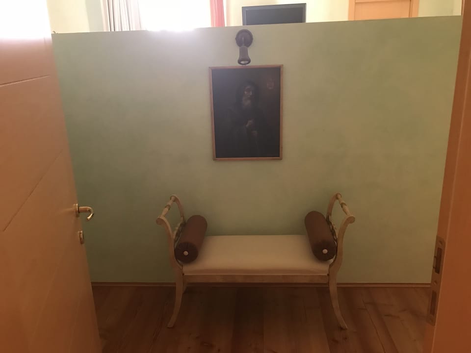 Desk, WiFi (free)