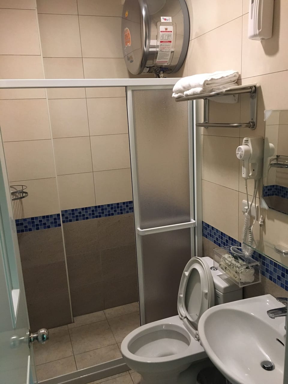 Shower, rainfall showerhead, free toiletries, hair dryer
