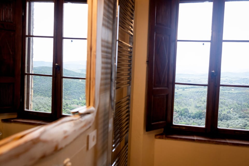 Deluxe Suite, 1 Bedroom (Camera Deluxe) | Bathroom | Shower, rainfall showerhead, free toiletries, hair dryer