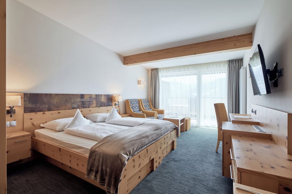 Junior Suite (Dolomiten) | Hypo-allergenic bedding available, in-room safe, desk, WiFi (free)