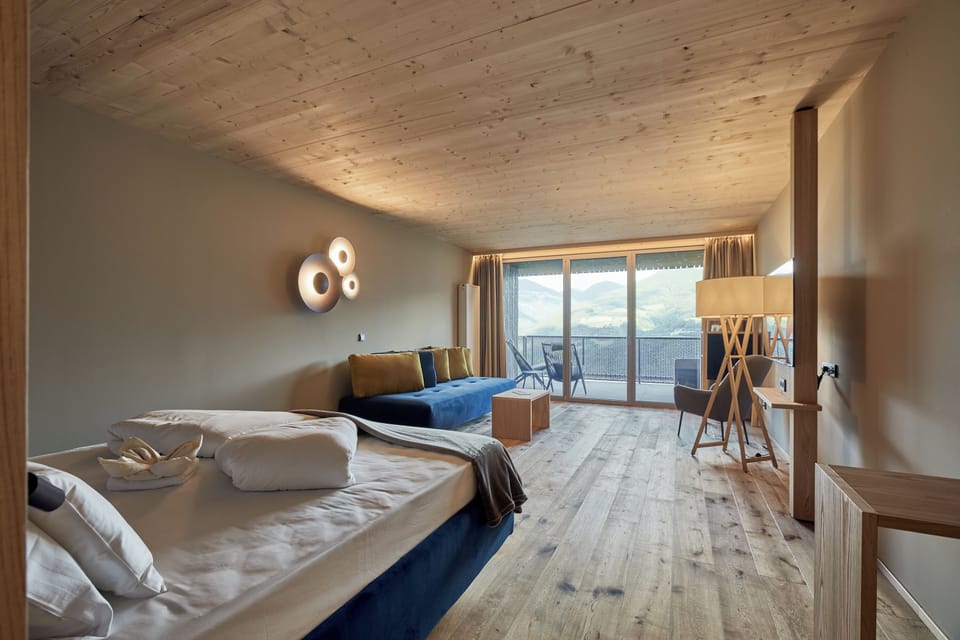 Hypo-allergenic bedding available, in-room safe, desk, WiFi (free)