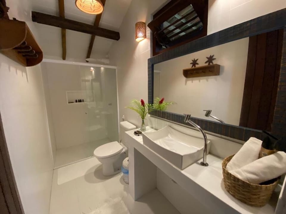 Casa Familia | Bathroom | Shower, free toiletries, hair dryer, towels