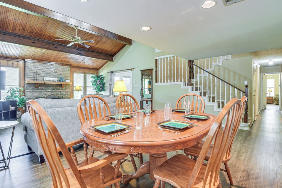 Dining Area | Dishware/Flatware Provided | 1st Floor