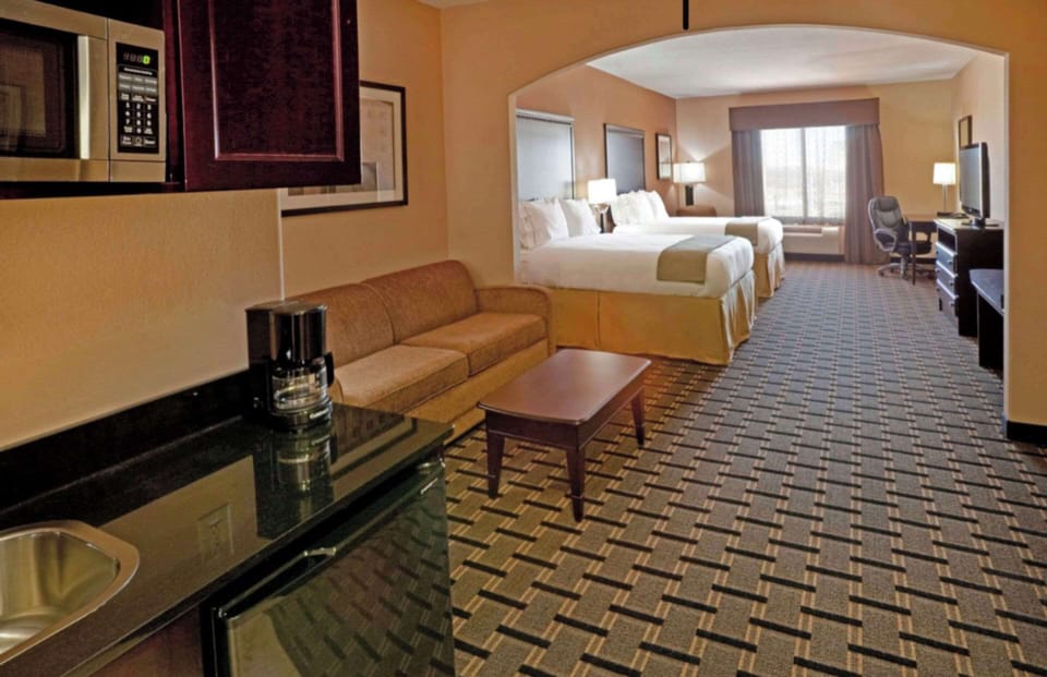 Suite, Multiple Beds, Non Smoking | Desk, laptop workspace, iron/ironing board, cribs (free)