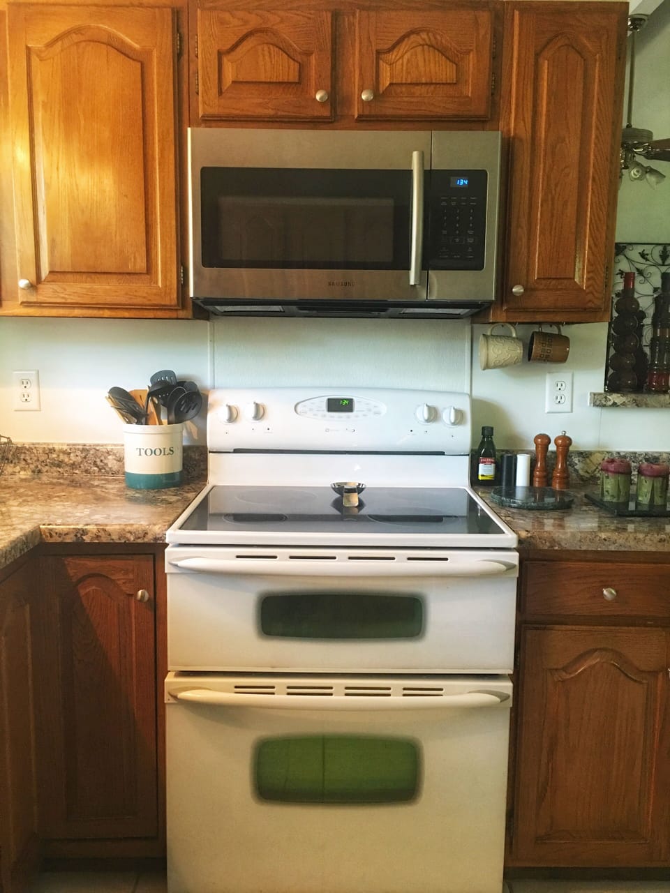 2 drawer electric stove with over the range microwave.
