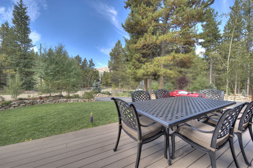 Outdoor Dining Table with Mountain View’s