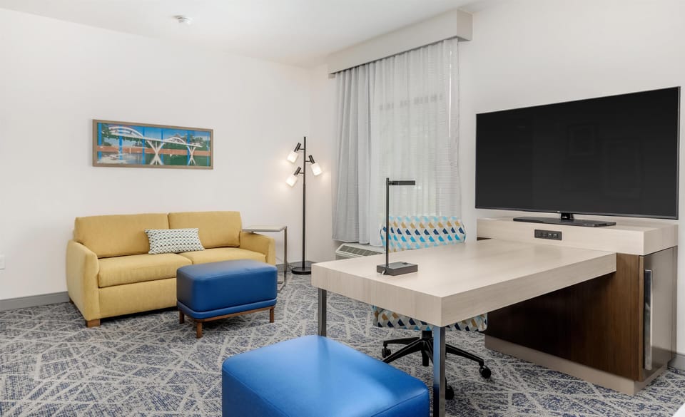 Premium bedding, in-room safe, desk, laptop workspace