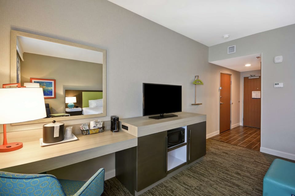 Premium bedding, in-room safe, desk, laptop workspace