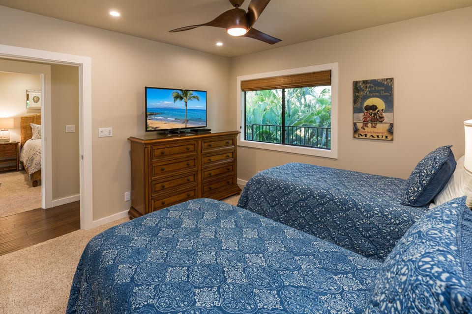 Second bedroom with twin beds that can be converted to a king bed upon request