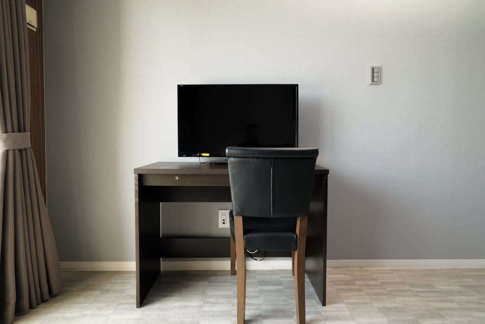 Twin Room, Accessible | Desk, WiFi (free), bed sheets