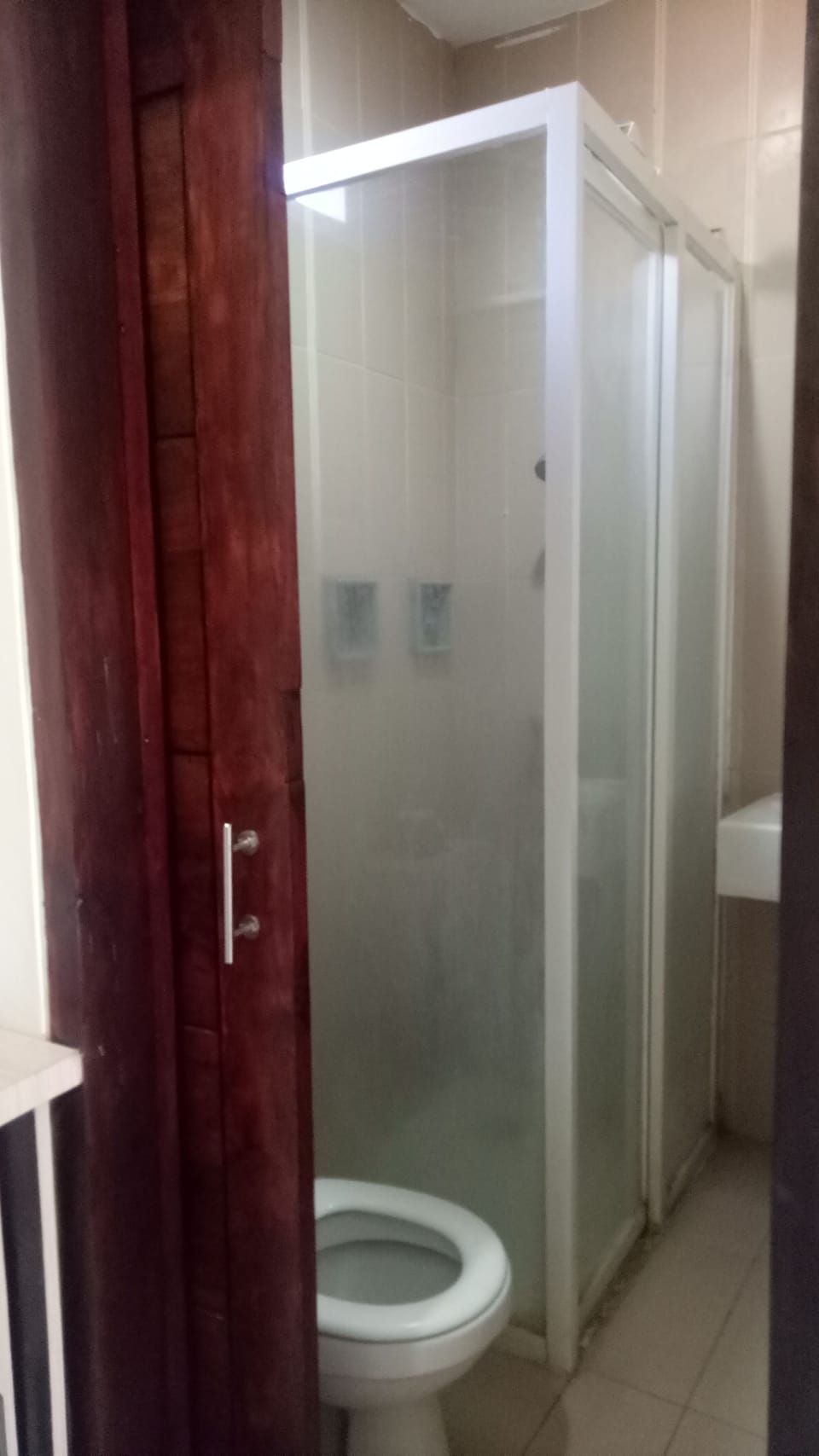 Shower, free toiletries