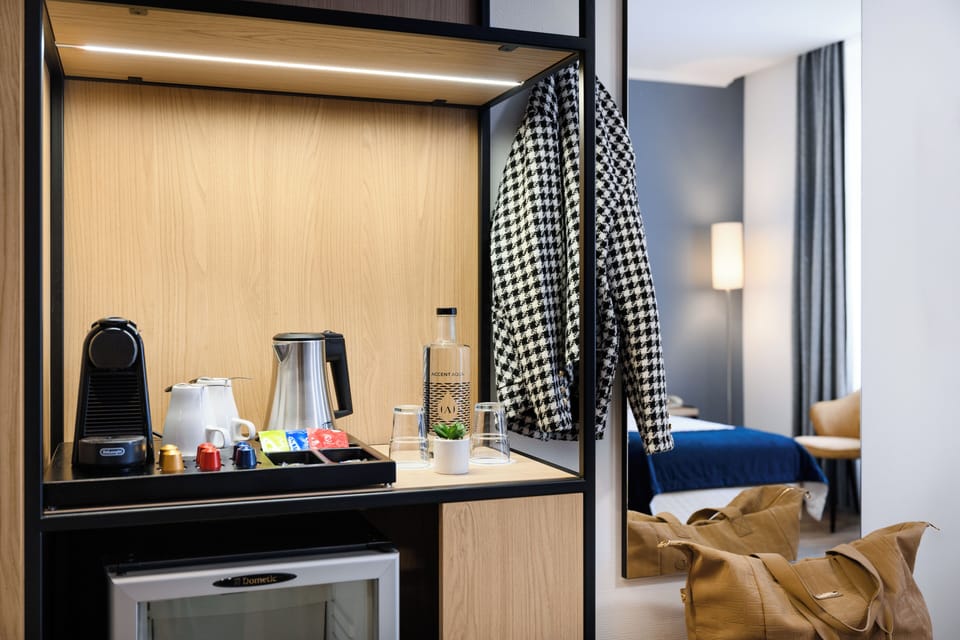 Hypo-allergenic bedding, minibar, in-room safe, desk