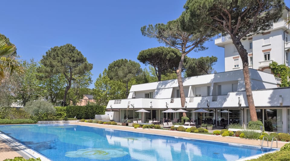 Outdoor pool, free cabanas, pool umbrellas