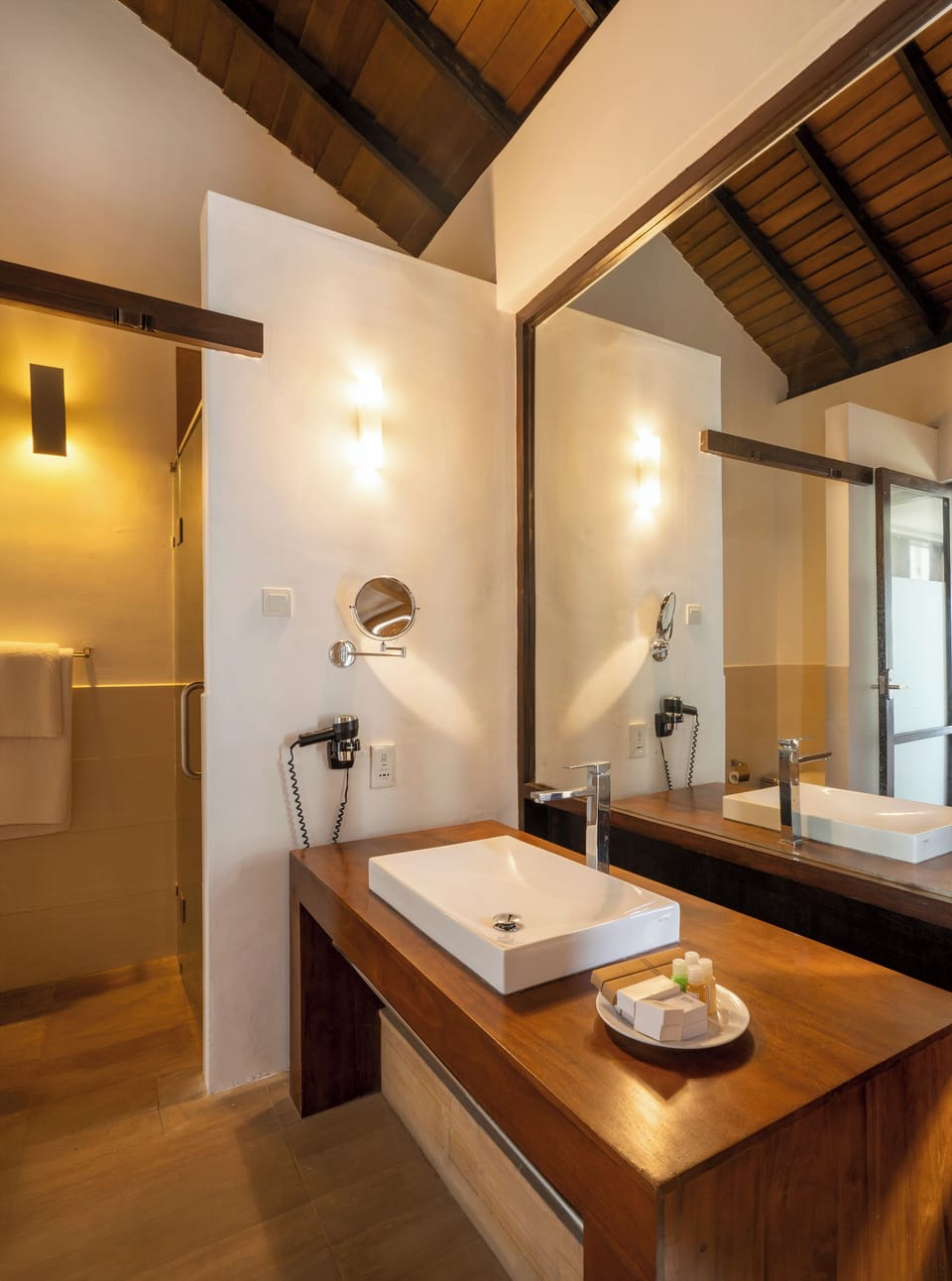 Presidential Suite, Private Pool | Bathroom | Shower, rainfall showerhead, free toiletries, bidet