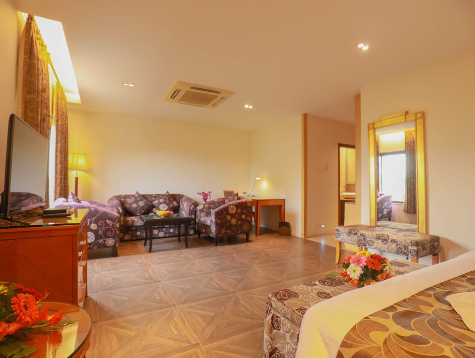 Superior Studio Suite | Living area | 40-inch LED TV with cable channels, TV