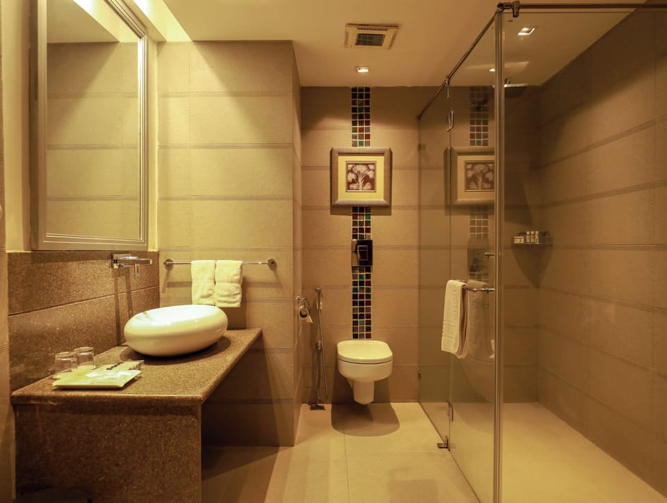 Shower, rainfall showerhead, free toiletries, hair dryer