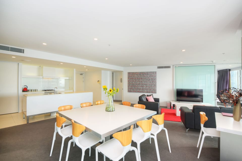 Dining Area & Kitchen