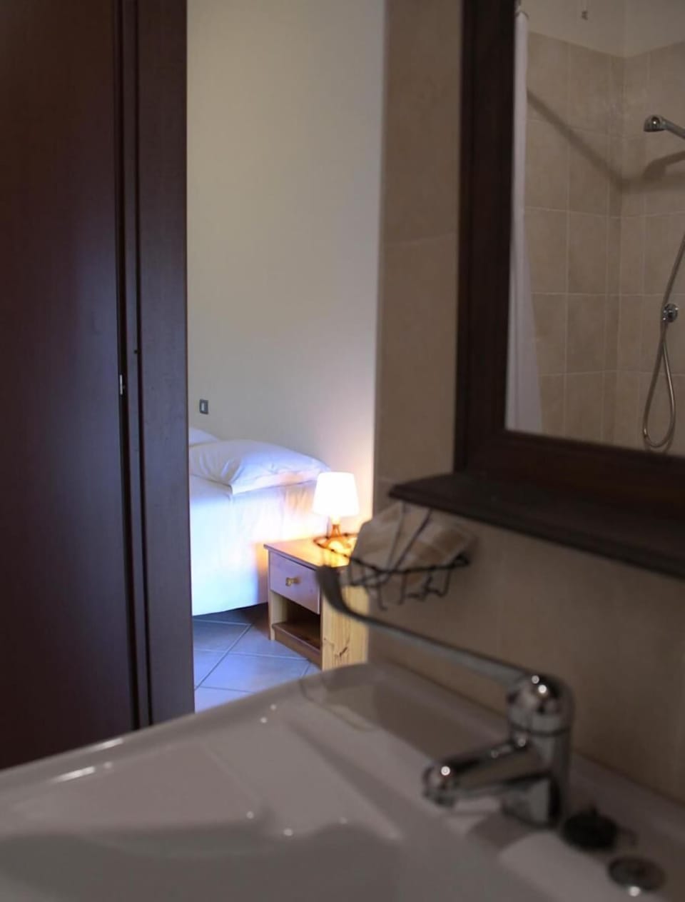 Shower, free toiletries, hair dryer, bidet