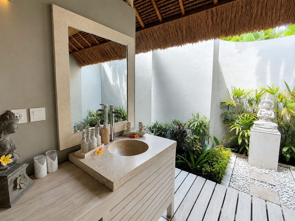 Deluxe Bungalow | Bathroom | Shower, rainfall showerhead, free toiletries, hair dryer