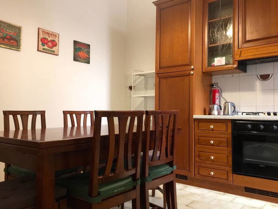 Basic Apartment, 4 Bedrooms | Private kitchen | Fridge, microwave, oven, stovetop