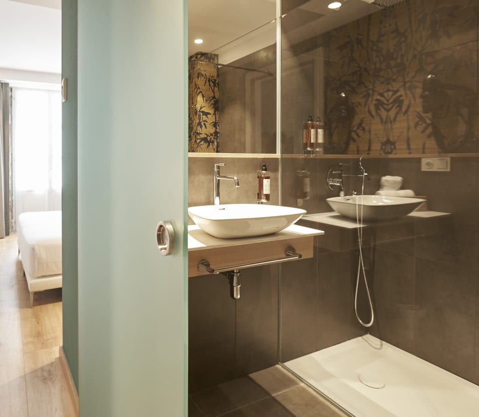 Shower, rainfall showerhead, free toiletries, hair dryer