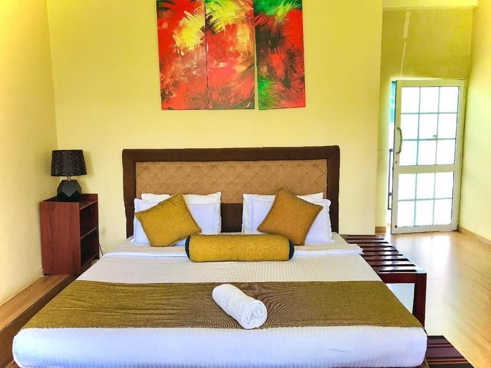 Deluxe Double Room, 1 King Bed, Balcony, Mountain View | 1 bedroom, premium bedding, desk, free WiFi