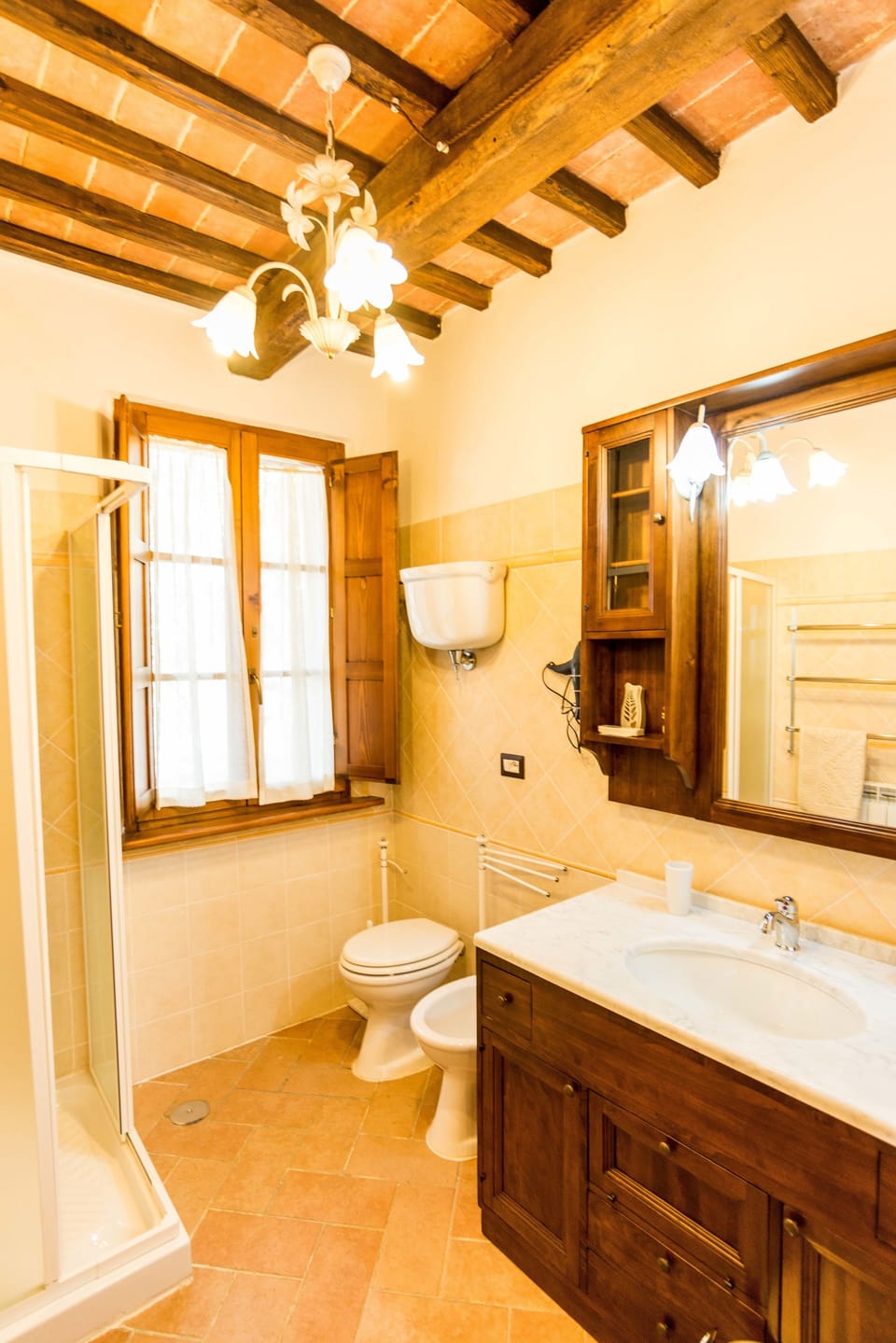 Classic Apartment, 3 Bedrooms | Bathroom | Shower, free toiletries, hair dryer, bidet