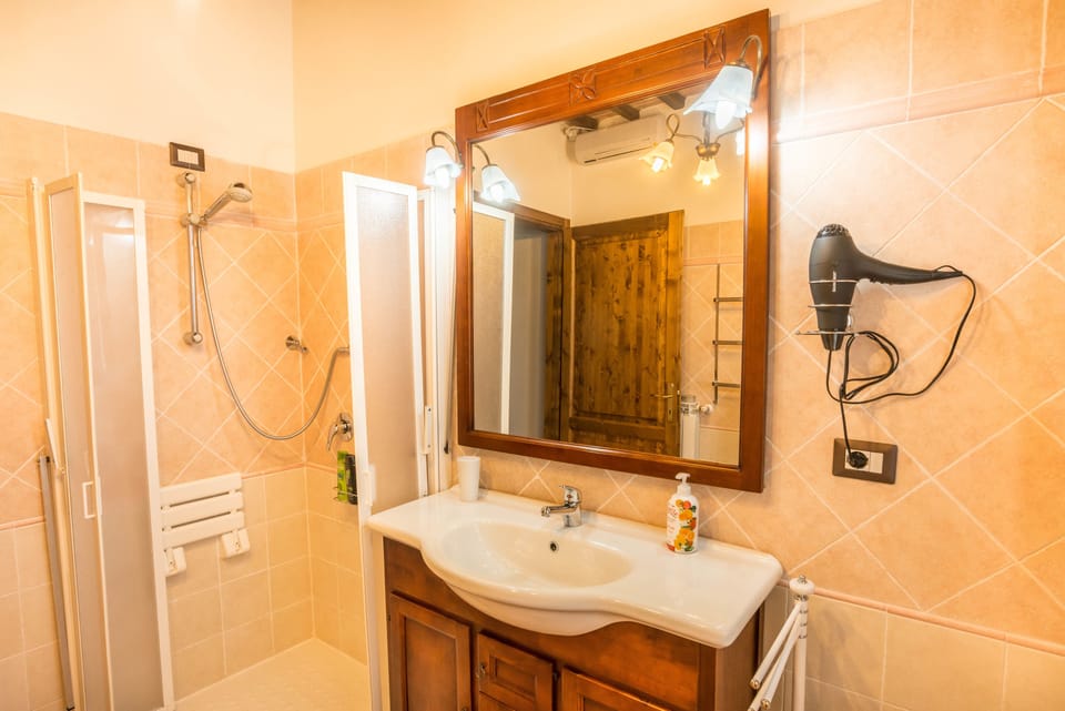 Classic Apartment, 3 Bedrooms | Bathroom | Shower, free toiletries, hair dryer, bidet
