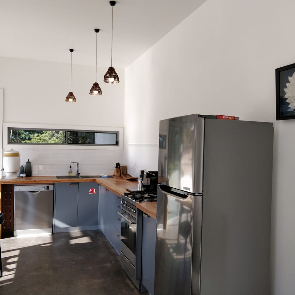Design House, 2 Bedrooms, Mountain View | Private kitchen | Full-size fridge, microwave, oven, stovetop