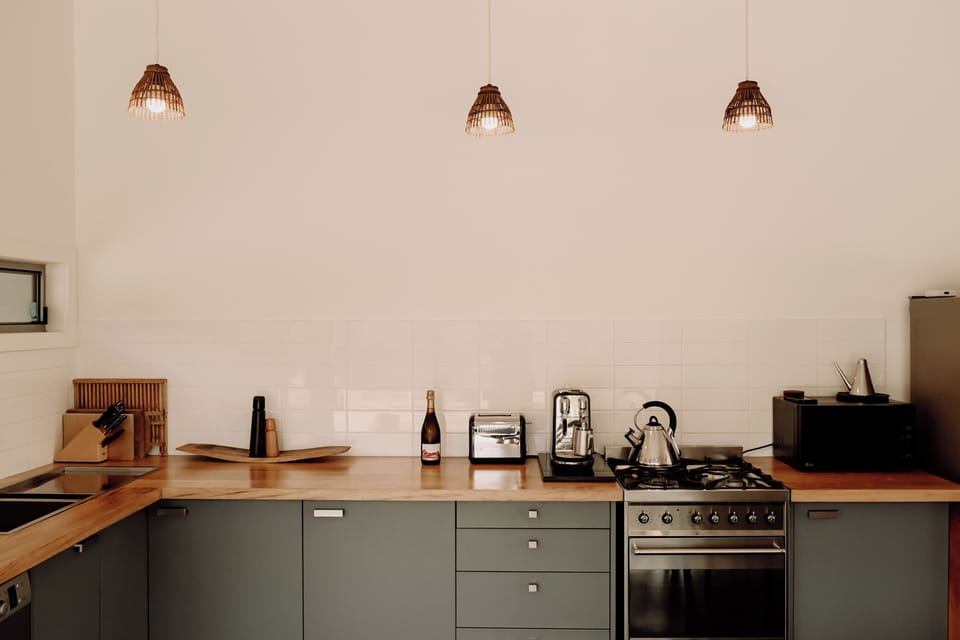 Design House, 2 Bedrooms, Mountain View | Private kitchen | Full-size fridge, microwave, oven, stovetop