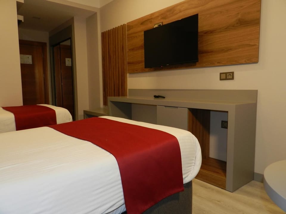 Luxury Twin Room | In-room safe, blackout drapes, free WiFi, bed sheets