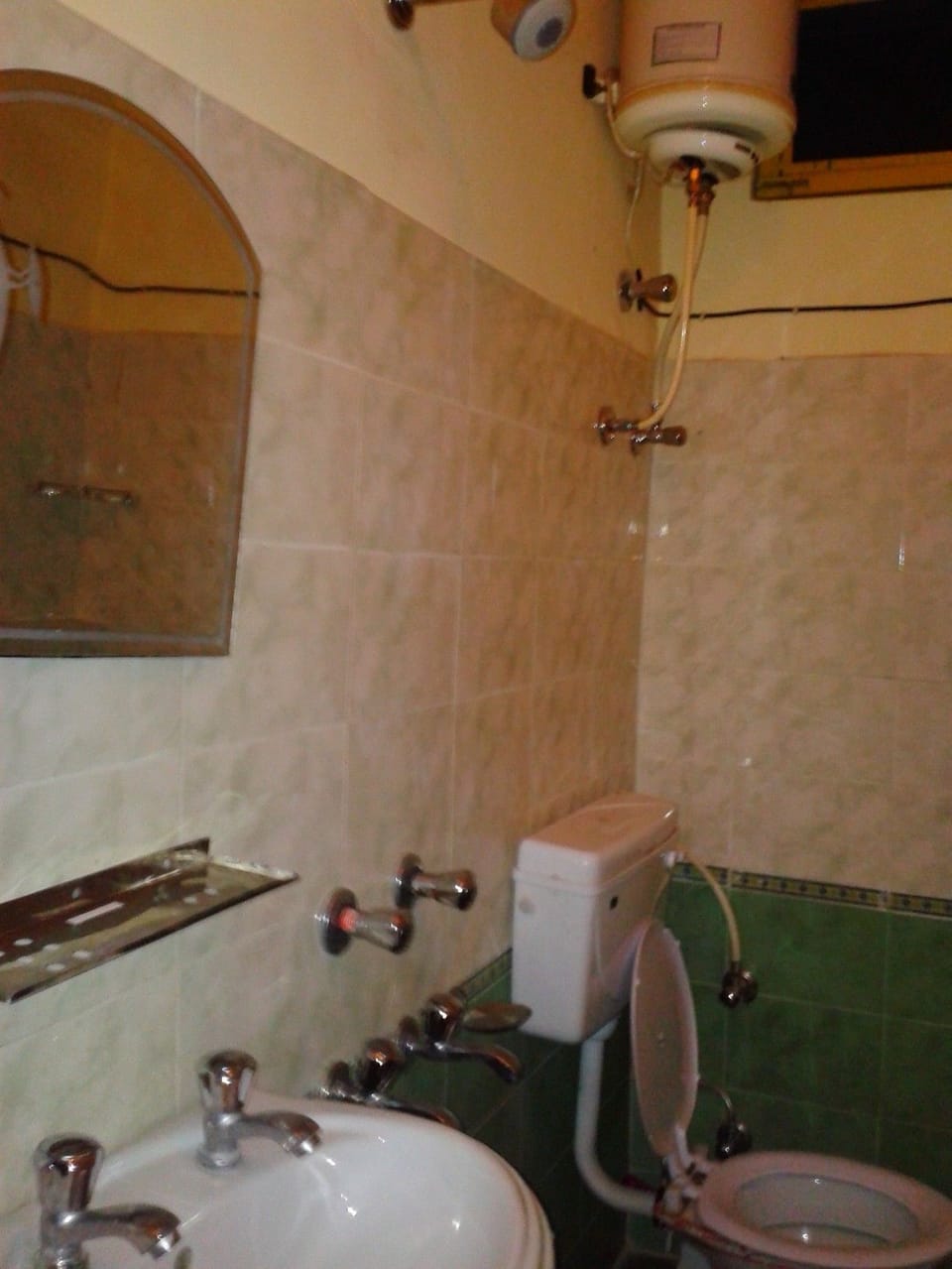 Deluxe Room, Hill View | Bathroom | Shower, free toiletries