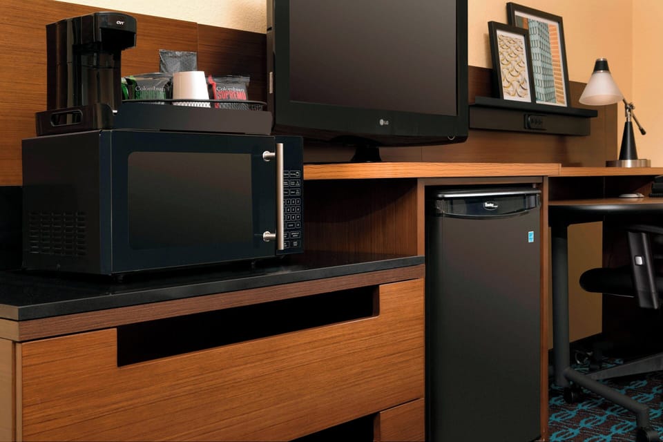 Down comforters, in-room safe, desk, blackout drapes
