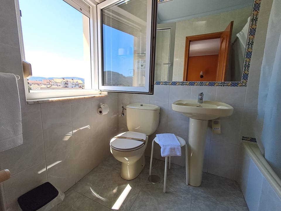 Standard Double Room, 1 Queen Bed, City View | Bathroom | Bathtub, towels, soap, shampoo