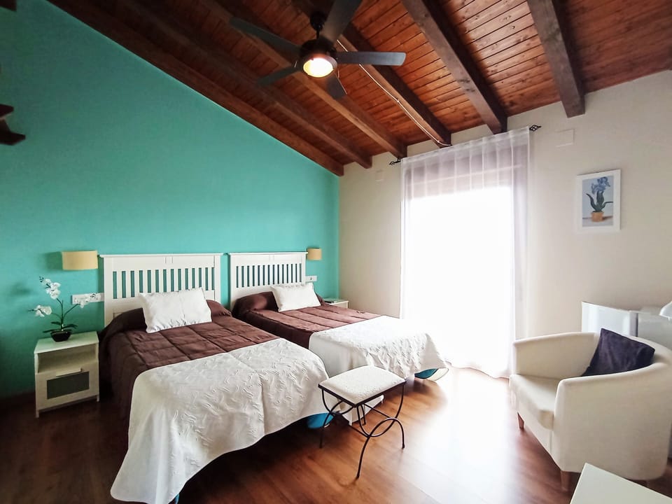 Twin Room | 1 bedroom, minibar, desk, blackout drapes