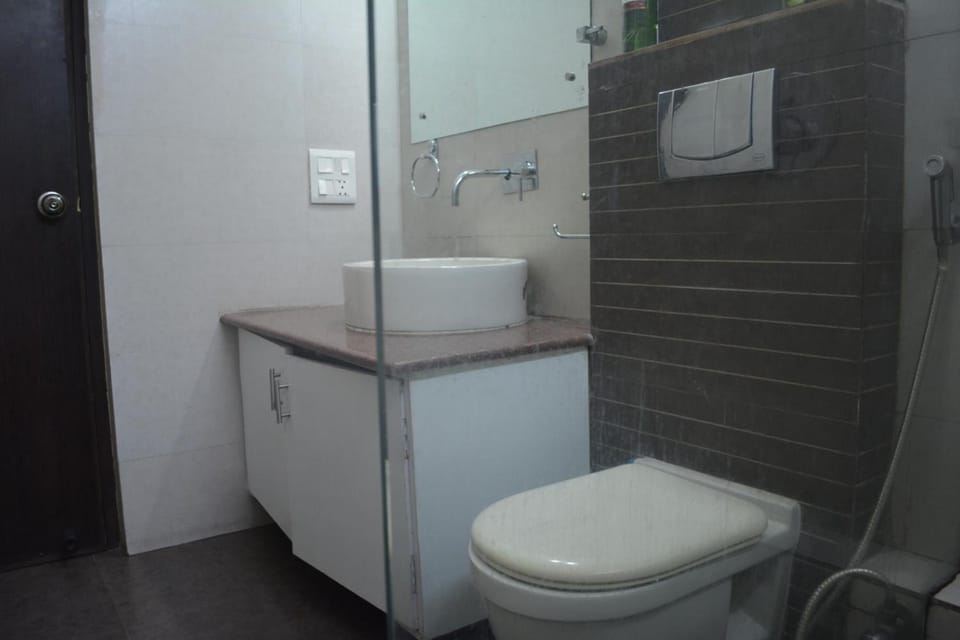 Shower, free toiletries, slippers, bidet