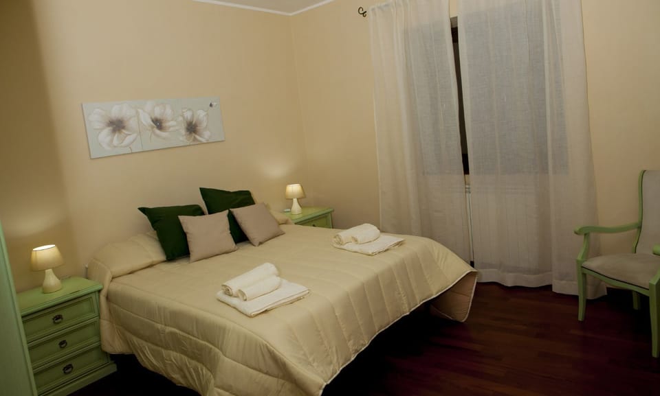 Desk, free WiFi, wheelchair access