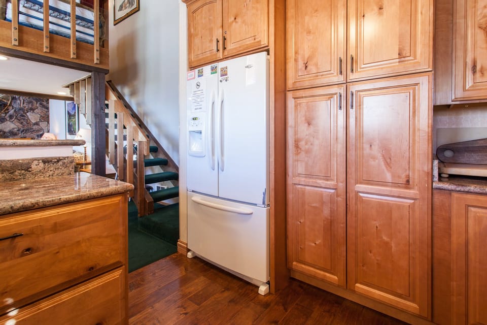 Fully Equipped Kitchen - Granite Counter Tops