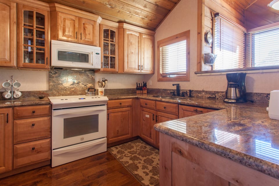 Fully Equipped Kitchen - Granite Counter Tops