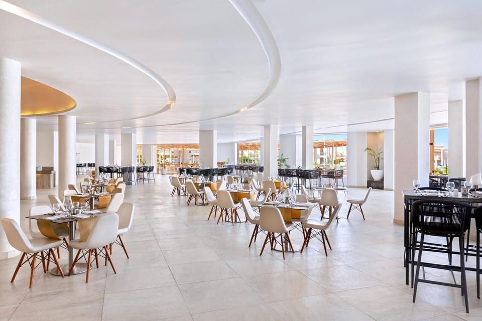 6 restaurants; breakfast, lunch, and dinner served