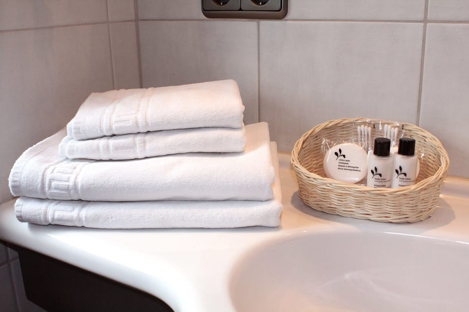 Deep soaking tub, free toiletries, towels