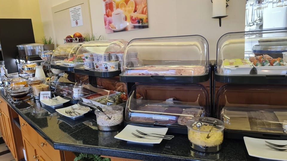 Buffet breakfast for a fee on weekdays